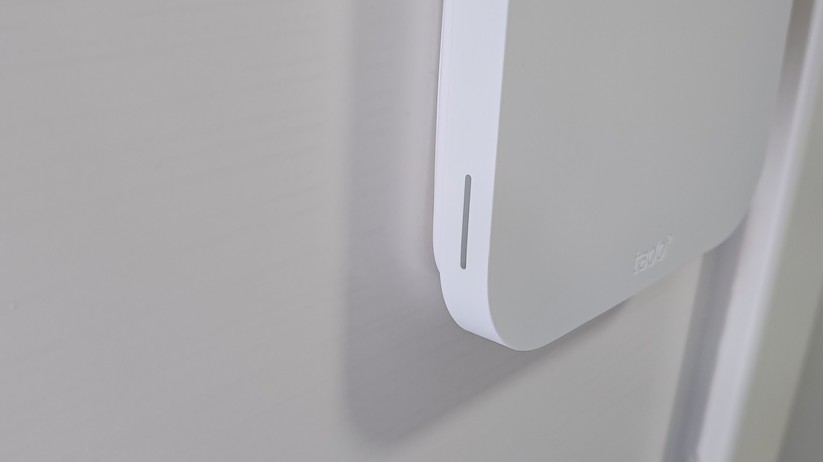 Im direkten Vergleich zur ersten Generation fällt das neue Thermostat deutlich schlanker aus. Die Halterung misst 9,3 × 9,3 cm bei nur 0,8 cm Tiefe, während die aufgesetzte Display-Einheit 10,9 × 10,9 cm groß ist und 1 cm tief aufbaut. Die Diagonale beträgt 13,6 cm – ein deutlicher Zuwachs gegenüber den 9,7 × 9,7 cm der ersten Generation. Da die Halterung kleiner ist als das Display, entsteht der Eindruck, das Thermostat würde vor der Wand schweben.