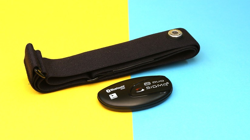 Der im Set enthaltene Herzfrequenzsensor mit passendem Brustgurt.