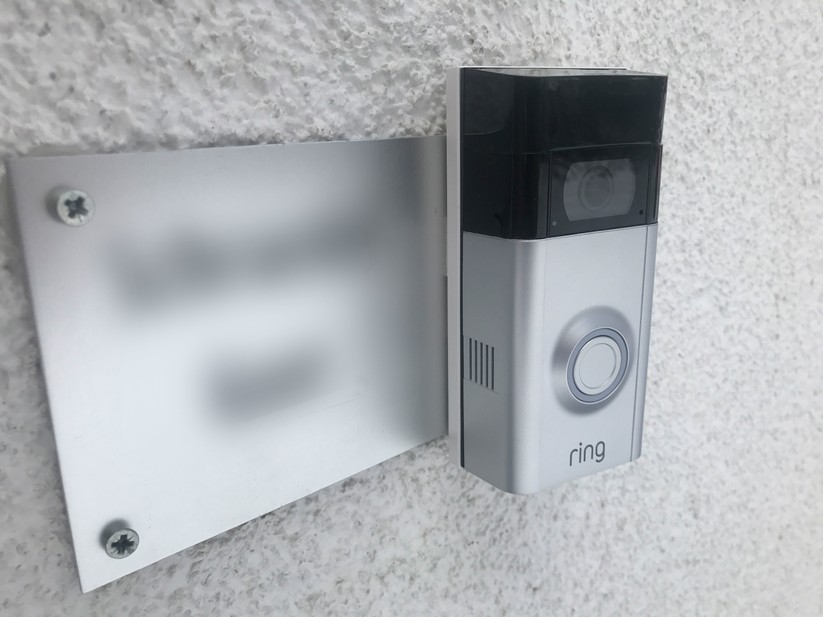 Hier haben wir die Ring-Klingel auf einem Metall-Namensschild montiert.