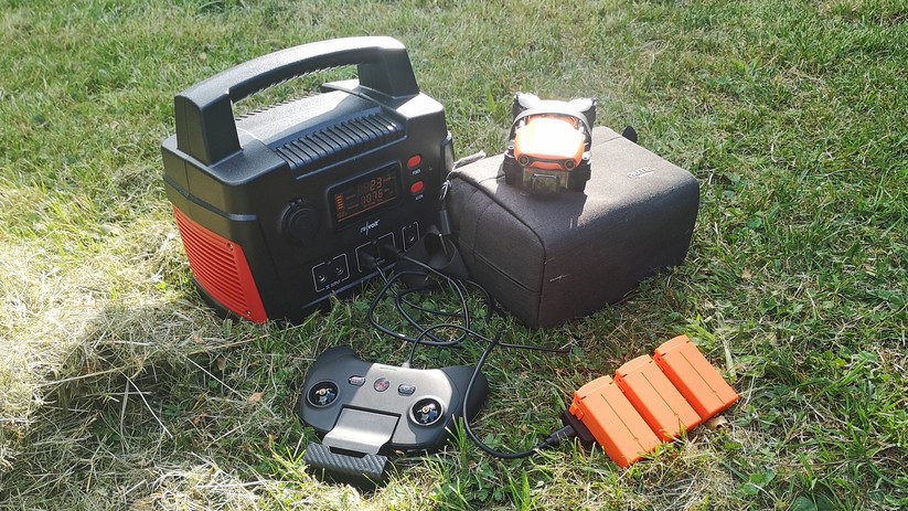 Drohne, Kamera, Notebook oder Smartphone unterwegs aufzuladen, funktioniert prima.