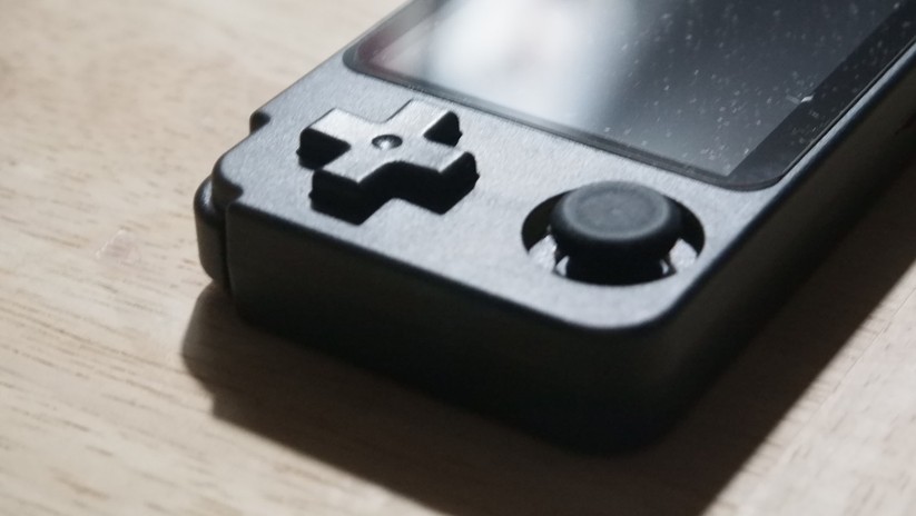 Die RK2020 verfügt über Digi-Kreuz und Analog-Stick. 