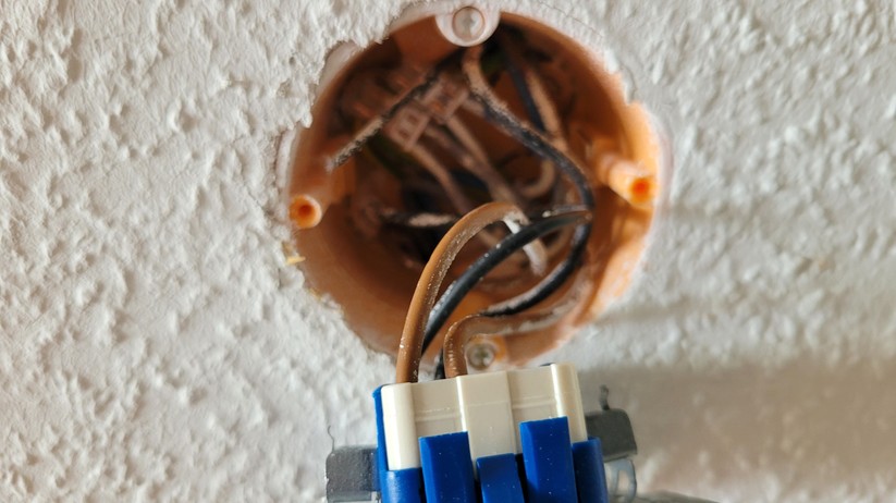 Unterputzdosen müssen genügend Raum bieten, dass man die Panels anstelle eines Lichtschalters montieren kann.