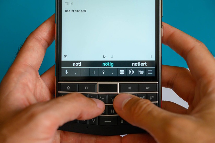 Die Tasten der Volltastatur haben leider unterschiedliche Druckpunkte, dafür gibt es auch die bekannten Blackberry-Gesten