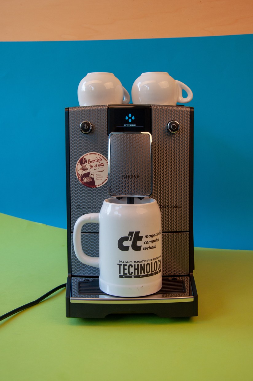 Die NICR 789 bietet auch für große Tassen genügend Raum. 