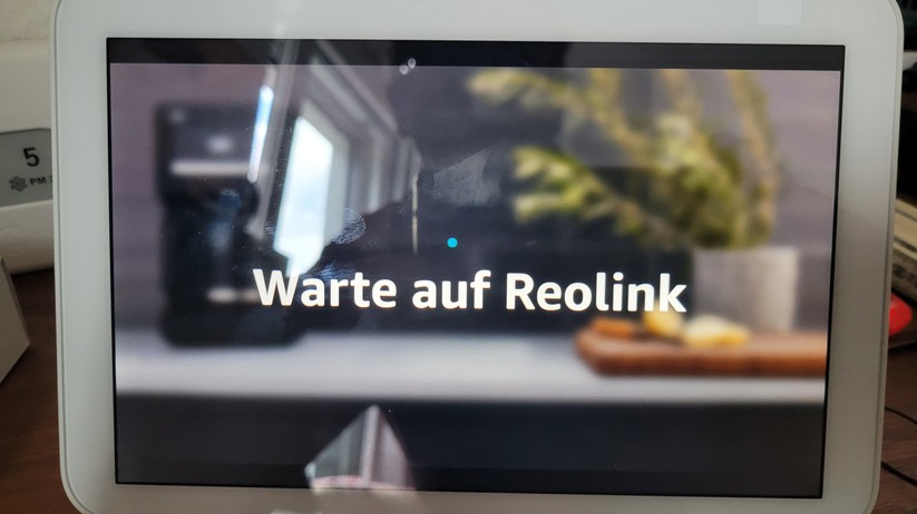 Reolink Argus 4 Pro: 180°-Sichtfeld mit bis 5120 × 1440 Pixel bei maximal 15 fps, lichtstarkes Objektiv mit farbiger Nachtsicht ohne Zusatzbeleuchtung, unterstützt 2,4- und 5-GHz-WLAN, Akku mit 5000 mAh und 6-Watt-Solarpanel