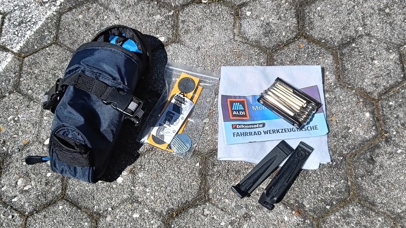 Beim Set vom Discounter ist die Tasche zwar wasserdicht, dafür sind die Reifenheber nur aus Kunststoff.