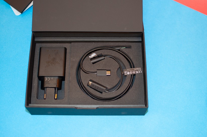 Neben dem Smartphone liegen ein USB-C-Ladegerät sowie ein Adapter bei. Kopfhörer gibt es nicht. 