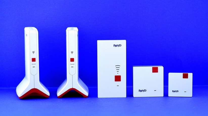 Die roten Connect-Taster aller fünf FRITZ!Repeater dienen der Verkoppelung sowohl mit dem WLAN-Router, als auch mit WPS-fähigen WLAN-Endgeräten (Bild: Harald Karcher).