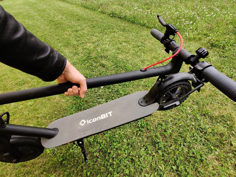 Für ein paar Meter kann man den E-Scooter Iconbit IK-1969K zusammengeklappt an der eingerasteten Lenkstange tragen. 
