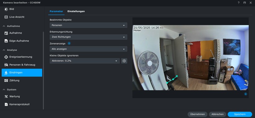 Synology CC400W: Die KI-Überwachungskamera bietet zahlreiche Einstellungsmöglichkeiten. Dazu zählen neben der typischen Erkennung von Personen und Fahrzeugen auch die Möglichkeit, diese zählen zu lassen. Die Bildqualität tagsüber geht in Ordnung. Dank HDR bietet sie ein ausgewogenes Bild. Bilder bei Dunkelheit sind aber nur mittelnäßig.