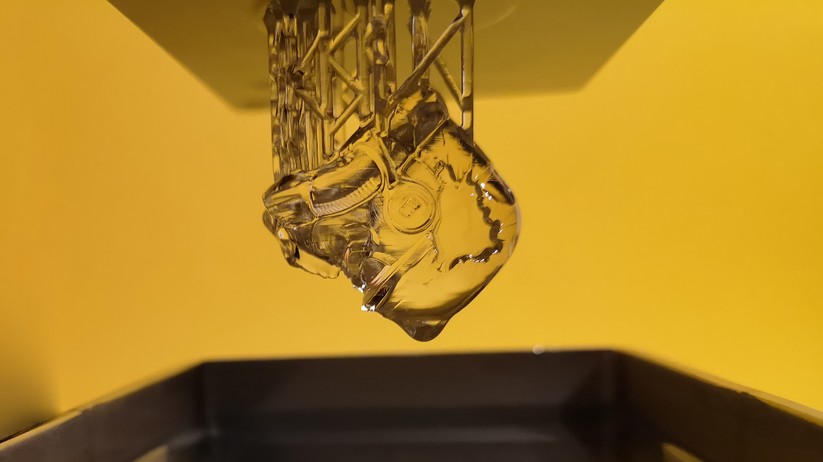 UV-Schutzlack bewahrt den Druck vor einem Gelbstich und erhält die Transparenz.