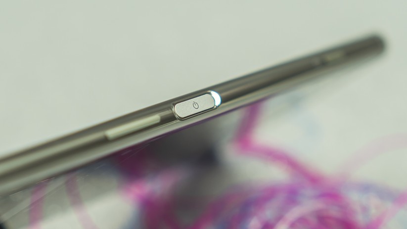 Der Fingerabdrucksensor im Xperia XZ Premium ist rechts in der Ein-/Ausschaltetaste.