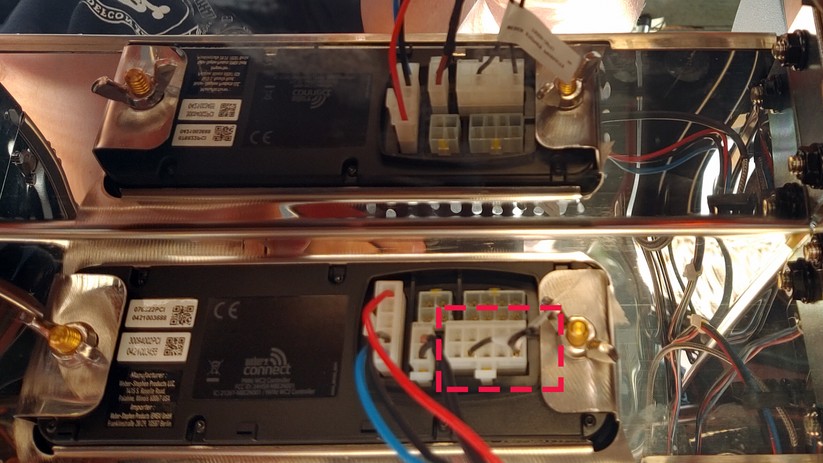 Der rot markierte Stecker muss unbedingt sitzen, sonst verweigert der das Messsystem den Dienst. 