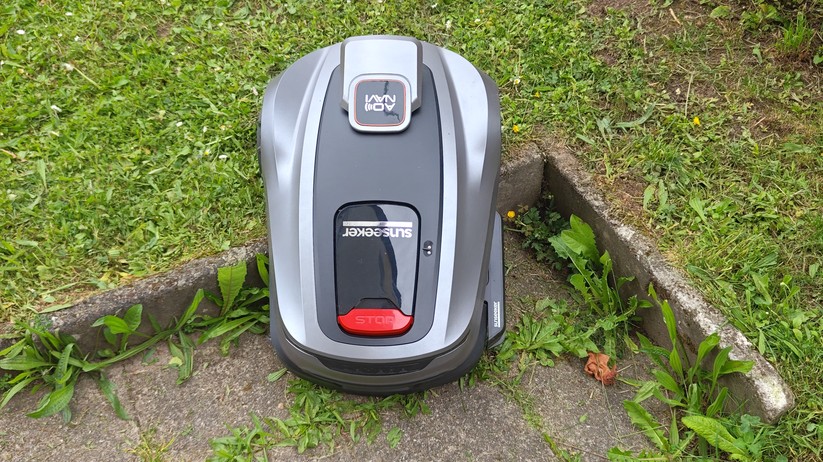Sunseeker X5 Gen2: An unsere 70 cm breite Engstelle scheitert der Mähroboter aufgrund schlechten Satellitenempfangs. Auch an anderen Stellen navigiert er unpräzise, wenn nicht genügend Satellitendaten zur Verfügung stehen.