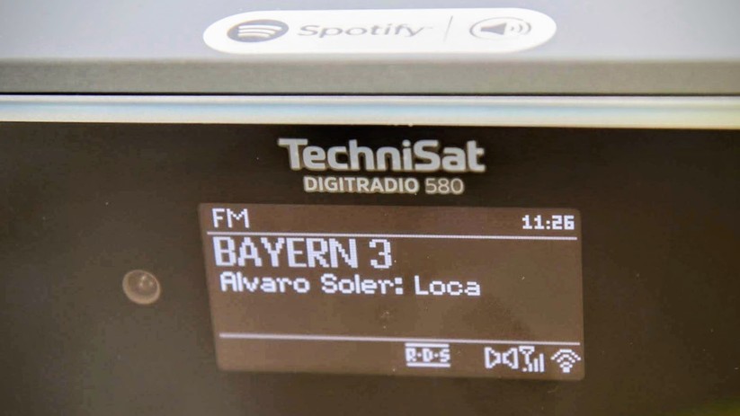 Das OLED-Display gibt Inhalte lediglich in schwarz-weiß wieder. Am Logo zeigt sich, dass sich auf dem Gerät noch eine Folie befindet. Es war jedoch nicht möglich, diese am Testgerät zu entfernen.