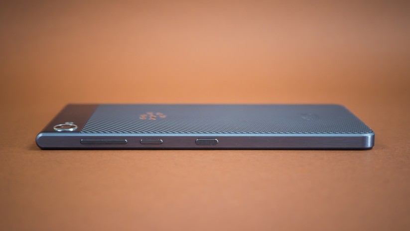 Das Smartphone ist leichter als es aussieht, das liegt an den verwendeten Materialien: Glas, Alu sowie Kunststoff.
