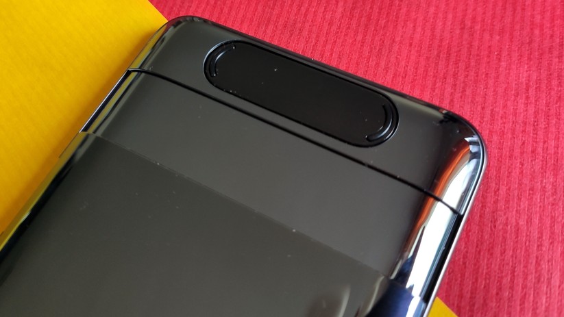 Beim Einsatz als Frontkamera dreht sie sich und ist hinten nicht mehr zu sehen.