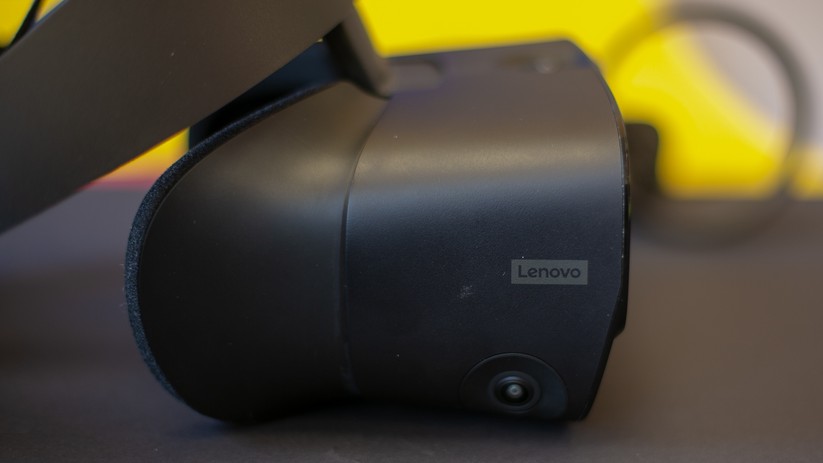 Auf der rechten Seite sieht man gut eine der fünf Tracking-Kameras. 