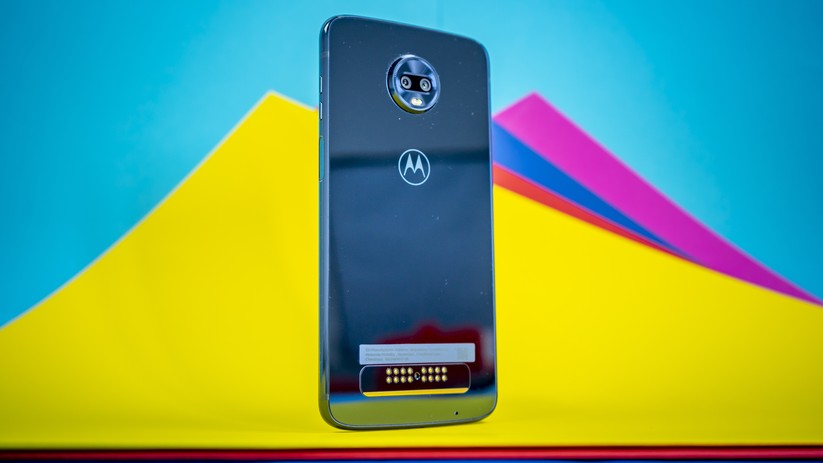 Die Rückseite des Moto Z3 Play ist aus Glas.