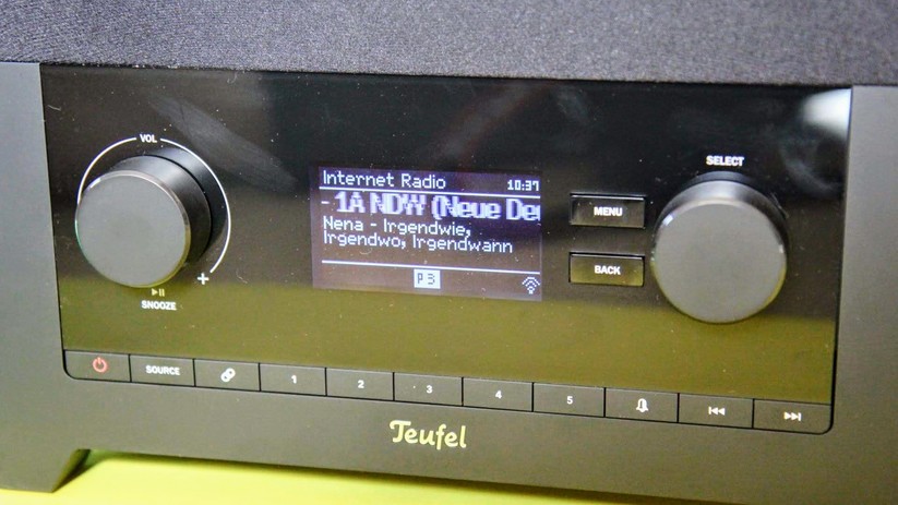 Durchlaufende Schrift zeigt das Digitalradio von Teufel verschwommen an.