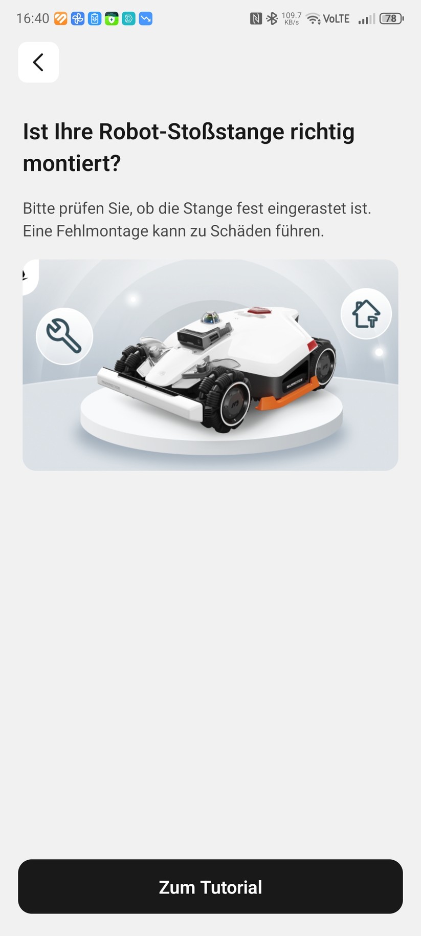 Vor der Einrichtung muss man zunächst den Front-Bumper sowie die orangefarbenen Seitenschweller montieren, was dank der detaillierten Beschreibung in der App nach wenigen Minuten erledigt ist. 