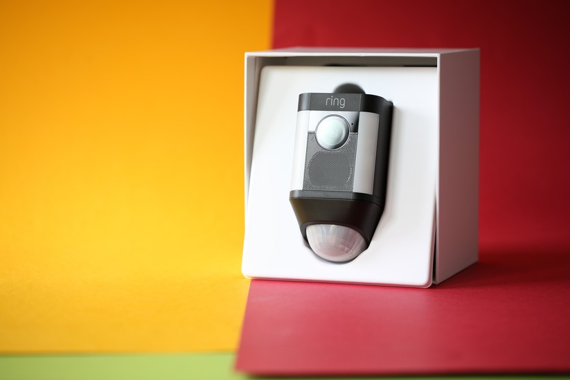 Großer Bewegungsmelder unten, links und rechts weiße Streifen für das LED-Licht: Auf den ersten Blick wird die Kamera nicht als solche erkannt.