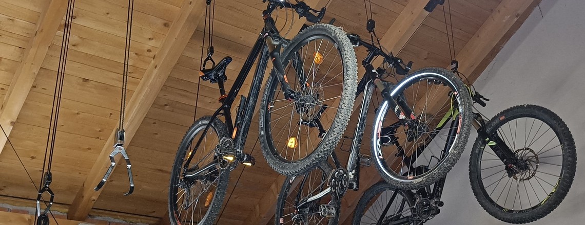Deckenlifte für Fahrräder schaffen Platz.