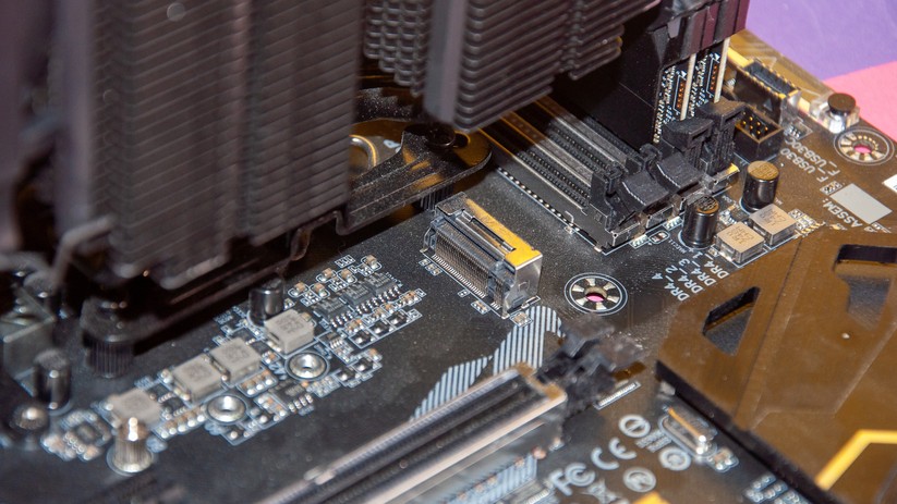 In den M.2-Slot lässt sich ein schneller NVMe-Speicher stecken, dieser ist deutlich flinker als SATA-SSDs. 