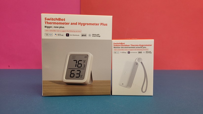 Switchbot Meter Plus informiert über Temperatur und Luftfeuchte. Außerdem bewertet das Gerät die Werte und informiert mit einem Symbol, ob sie komfortabel, zu trocken oder zu feucht sind. Den Bereich für diese Bewertung kann man einstellen. Das Thermo-Hygrometer für innen und außen ist nach IP65 staub- und wasserdicht und kann in Küchen, Bädern oder Gewächshäuser genutzt werden. Es misst Temperatur, Luftfeuchte, Taupunkt und den Wasserdampfgehalt. Anwender können die erfassten Daten exportieren und mit anderen Anwendungen analysieren.