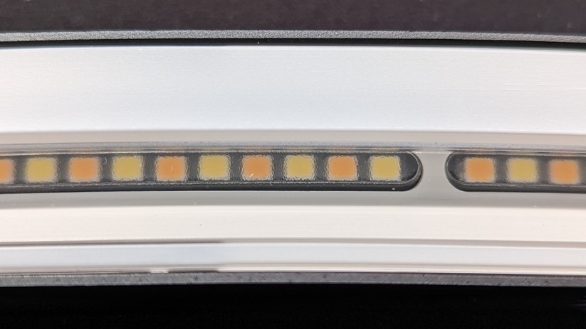 Warmweiße und kaltweiße LEDs nebeneinander.