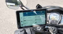 Das Menu des Zumo XT ist logisch und übersichtlich aufgebaut, so dass auch während der Fahrt eine schnelle Einstellung möglich ist. Garmin hat seinem neuen Flaggschiff reichlich Funktionen mit auf den Weg gegeben.
