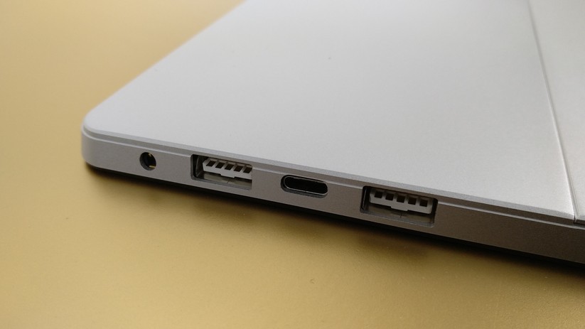 Neben einem USB-Typ-C-Anschluss gibt es zwei USB-3.0-Ports.