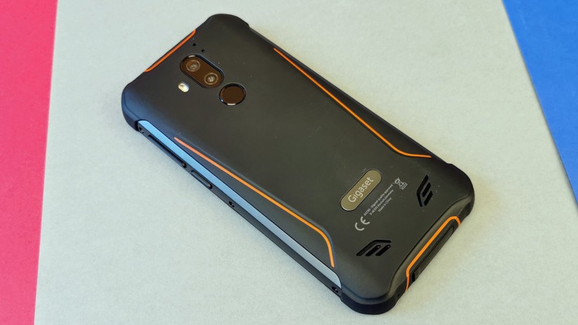 Die meisten Outdoor-Smartphones, hier das Gigaset GX290, stecken in einer robusten und eher dircken Hülle. 