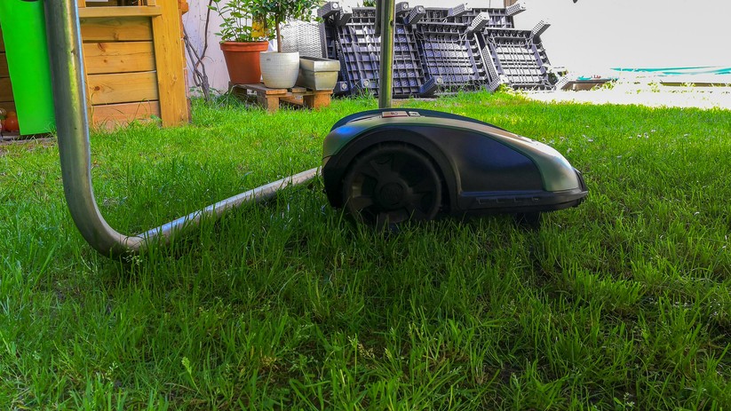 Hinderniss: Bei den ersten Mähversuchen war das Trampolin noch ein Grund, den Mähvorgang abzubrechen. Nach einigen Mähvorgängen konnte der Indego aber auch darunter sauber das Gras mähen. 