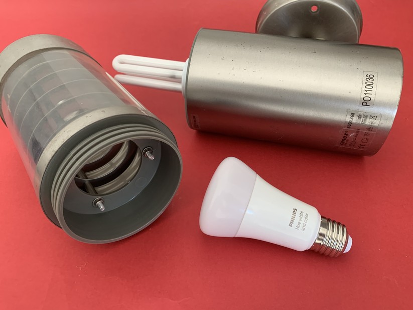 Der günstigste Weg, vorhandene Außenleuchten smart zu machen, ist der Austausch der „Birnen“. In unserem Fall klappt das leider nicht, da die Hue-Lampen zu breit sind.