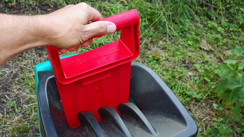 Ein Werkzeug zum Nachstopfen gehört bei unserem Gartenhäcksler zum Lieferumfang.