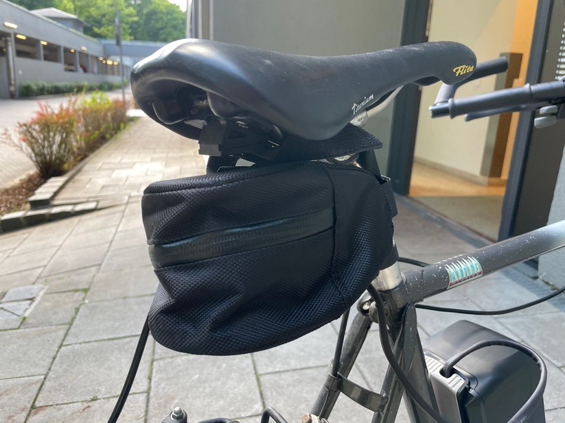 Die Satteltasche ist nicht schön, aber absolut notwendig. Hier steck die Technik drin.