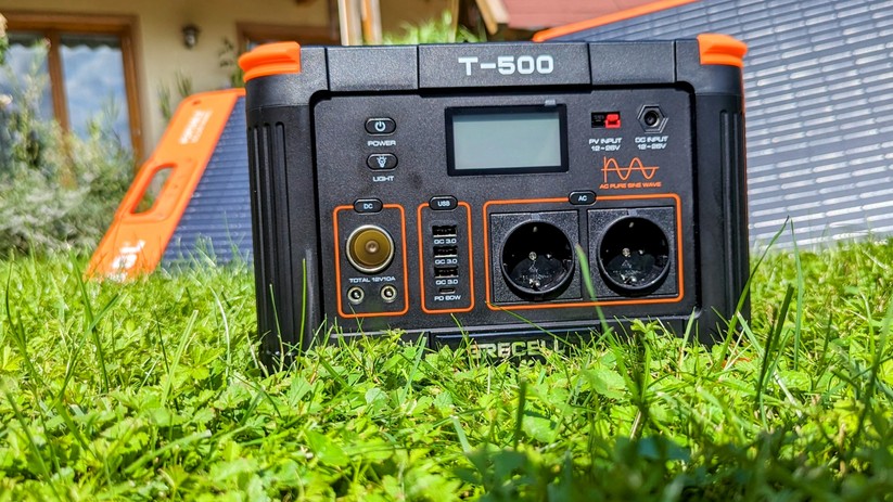 Grecell T500 im Garten mit Solarpanel im Hintergrund