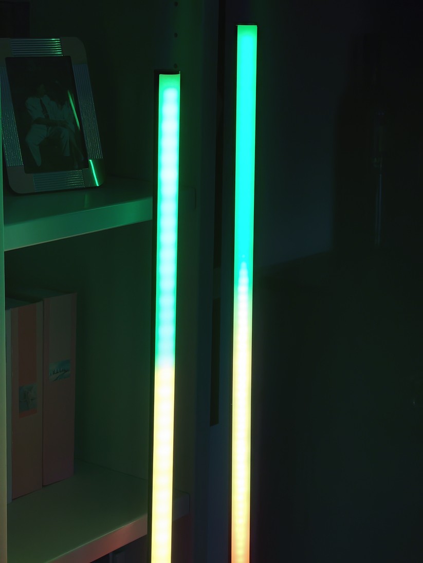 Eufy Indoor Floor Lamp E10 (links) im Vergleich zur Govee Lyra