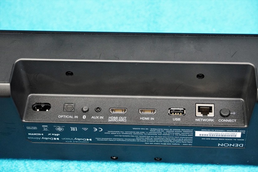 Denon Home Sound Bar 550: Die Anschlüsse sind versetzt an der Rückseite untergebracht – so stört bei der Wandmontage kein Kabel.