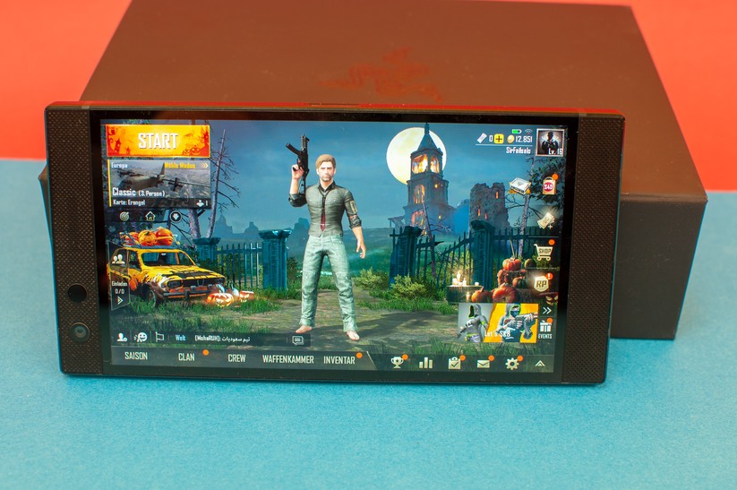 Das große Display besitzt weder gerundete Kanten noch eine Notch, die ins Bild ragt.  Inhalte sehen sehr gut darauf aus. 