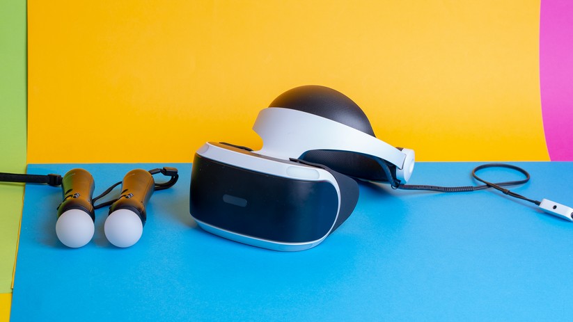 Das Playstation VR Headset und die mitgelieferten Move Controller. 