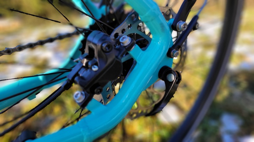 Accolmile Antelope 1S mit Bafang-Mittelmotor, Tiefeinstieg, hydraulischen Scheibenbremsen-8-Gang-Shimano-Schaltung, 28-Zoll-Bereifung mit Reflektorstreifen & Gepäckkorb