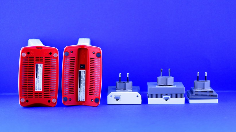 Der WLAN-Key ist bei den großen FRITZ!Repeatern 6000 und 3000 im roten Fuß eingedruckt. Bei den kleineren Modellen 2400, 1200 und 600 ist er hinten aufgeklebt (Bild: Harald Karcher).
