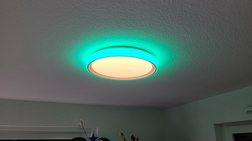 Die Aqara Deckenleuchte T1M funkt mit Zigbee und benötigt daher einen Hub. Sie ist außerdem kompatibel zu Homekit und Matter, sodass sie auch von anderen Smart-Home-Zentralen wie Apple Home, Samsung Smartthings, Homey Pro, Home Assistant, Google Home sowie Amazon Echo und Echo Hub steuern lässt. Die Hauptlampe mit einem Durchmesser von knapp 50 cm unterstützt eine Weißfarbton-Steuerung, während das umlaufende Seitenlicht dank RGBIC-Technik sehenswerte Animationen und Farbverläufe darstellen kann. Ihre LEDs sind hell genug, um einen Raum mit einer Größe von bis zu 25 m² zu beleuchten. Die maximale Leistungsaufnahme beträgt 25 Watt.  