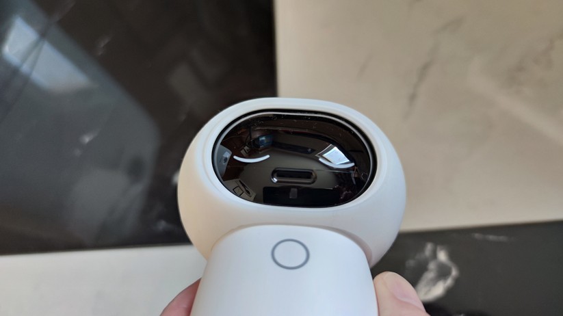 Aqara G3: Schaltet man die Kamera aus, dreht sich das Objektiv, sodass man die Linse nicht mehr sieht. Dann kommt der microSD-Card-Slot zum Vorschein, sodass man eine entsprechende Speicherkarte einsetzen kann. Offiziell unterstützt sie Speicherkarten mit einer Größe on bis zu 128 GByte. Im Test hat aber auch eine Sandisk mit 400 GByte Kapazität funktioniert. 