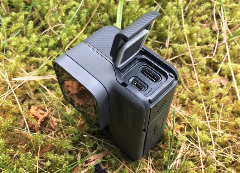 Die Klappen zu Akku, Micro-SD-Karte, Micro-HDMI-Slot und USB-C-Buchse haben eine Gummidichtung.