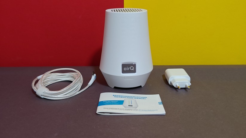 Air-Q Radon: Der Luftgütesensor misst in der Standardausstattung Radon, VOC, Temperatur, Luftfeuchtigkeit und Luftdruck. Der Air-Q Radon Science kann hingegen mit bis zu 11 Sensoren ausgestattet werden (Radon, VOC, Temperatur, Luftfeuchtigkeit, Luftdruck, CO₂, Feinstaub PM1, PM2.5, PM4, PM10, Partikelgröße).