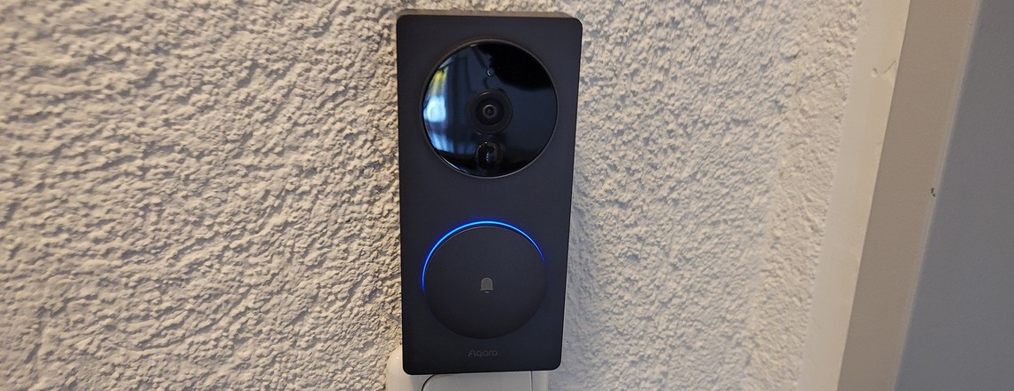 Aqara Smarte Video-Türklingel G4: Da das vertikale Sichtfeld relativ niedrig ausfällt, sollte die G4 in einer Höhe von mindestens 140 Zentimeter montiert werden. Eine vorhandene Klingel, über die die G4 mit Strom versorgt werden könnte, ist häufig mit einer Höhe von 100 Zentimeter zu niedrig. Damit werden Personen von der G4 nicht mehr vollständig erfasst.