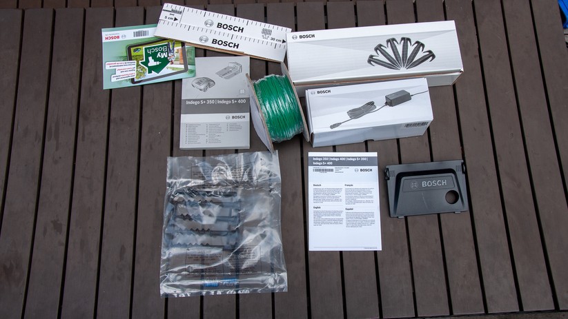 Lieferumfang: Neben dem Roboter liegt alles im Paket, um den Roboter sinnvoll zu betreiben. 